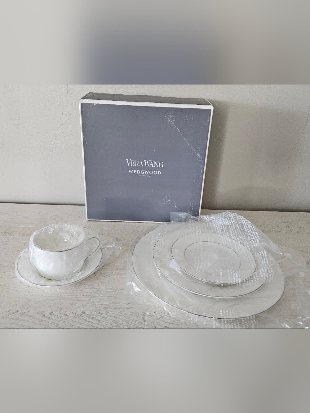 Vera Wang Wedgewood Blanc Sur Blanc Bone China 5-Piece Setting New Open Box